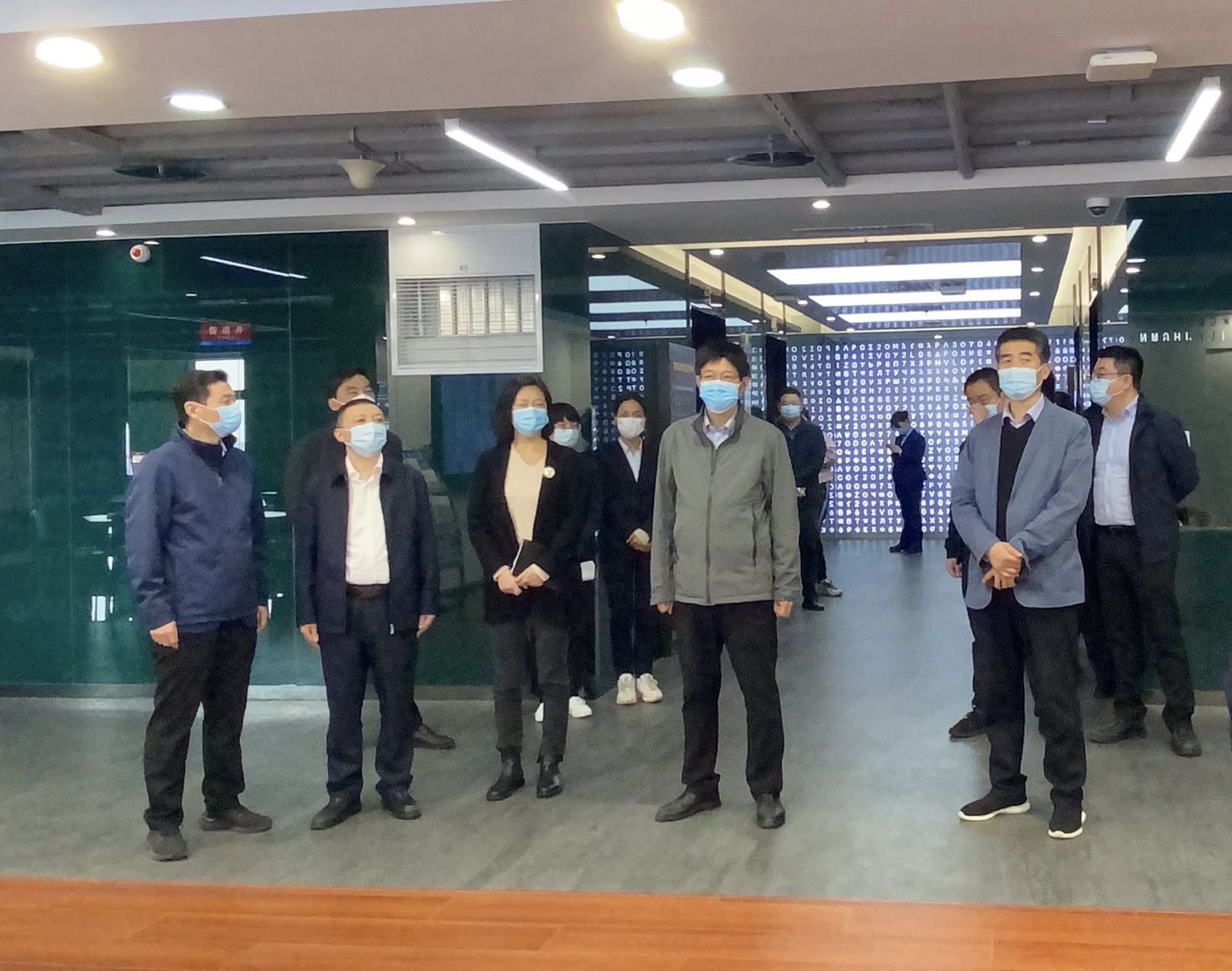 省委改革辦專職副主任劉小平一行蒞臨秦創(chuàng)原自然資源部土地工程技術創(chuàng)新中心檢查指導工作.jpg
